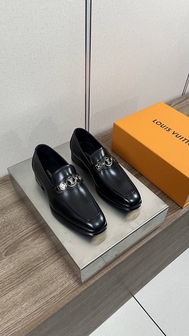 Louis Vuitto* 路易威登男士商务休闲皮鞋 进口黑色小牛皮 -内里：舒适牛皮内里 -大底：琴底铜头，真皮大底 -超高品控 做工精细：凸显 高端 贵气