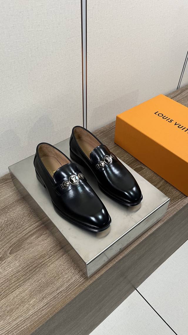Louis Vuitto* 路易威登男士商务休闲皮鞋 进口黑色小牛皮 -内里：舒适牛皮内里 -大底：琴底铜头，真皮大底 -超高品控 做工精细：凸显 高端 贵气