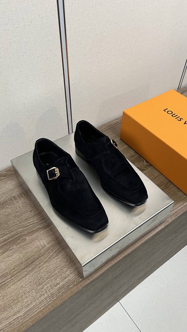 Louis Vuitto* 路易威登男士商务休闲皮鞋 进口黑色翻毛皮 -内里：舒适牛皮内里 -大底：琴底铜头，真皮大底 -超高品控 做工精细：凸显 高端 贵气