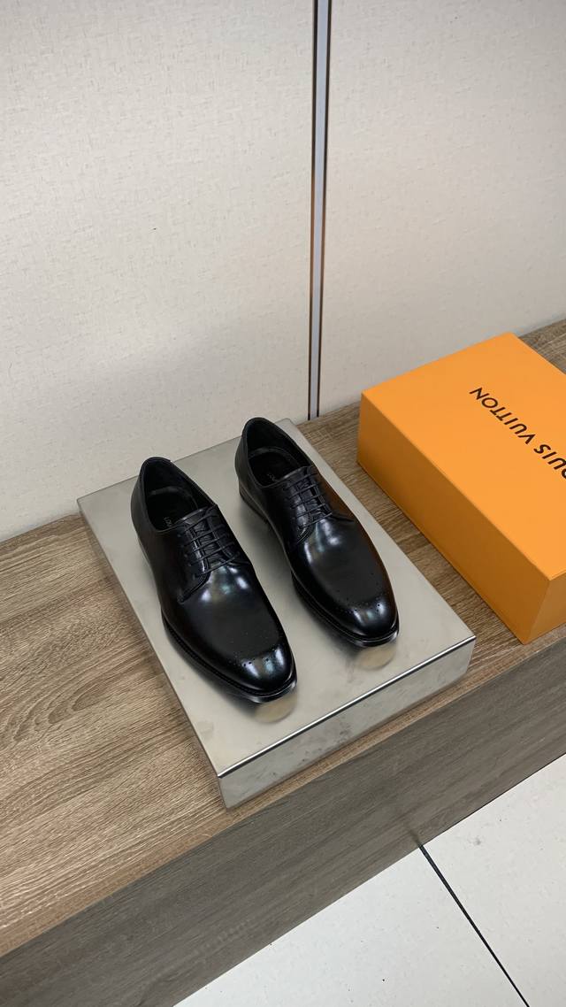 Louis Vuitto* 路易威登男士商务休闲皮鞋 进口黑色小牛皮 -内里：舒适牛皮内里 -大底：琴底铜头，真皮大底 -超高品控 做工精细：凸显 高端 贵气