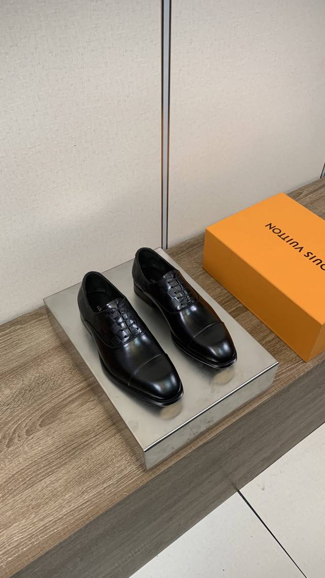 Louis Vuitto* 路易威登男士商务休闲皮鞋 进口黑色开边珠，选用品牌官网经典方格搭配 -内里：舒适牛皮内里 -大底：琴底铜头，真皮大底 -超高品控 做