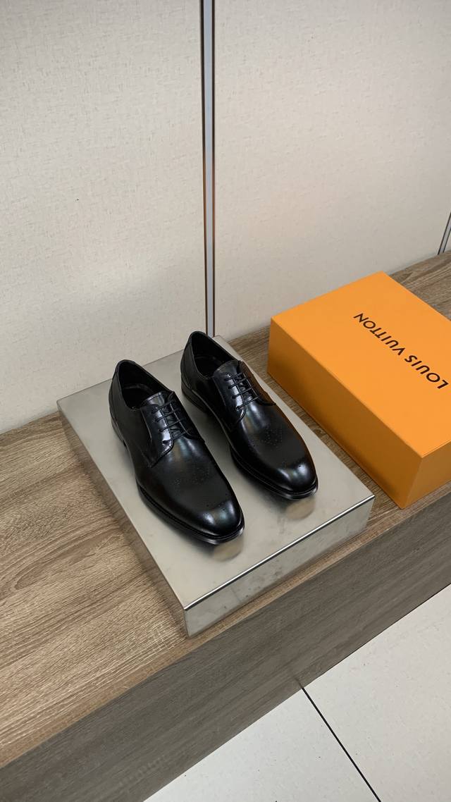 Louis Vuitto* 路易威登男士商务休闲皮鞋 进口黑色小牛皮，选用品牌官网经典印花搭配 -内里：舒适牛皮内里 -大底：琴底铜头，真皮大底 -超高品控 做