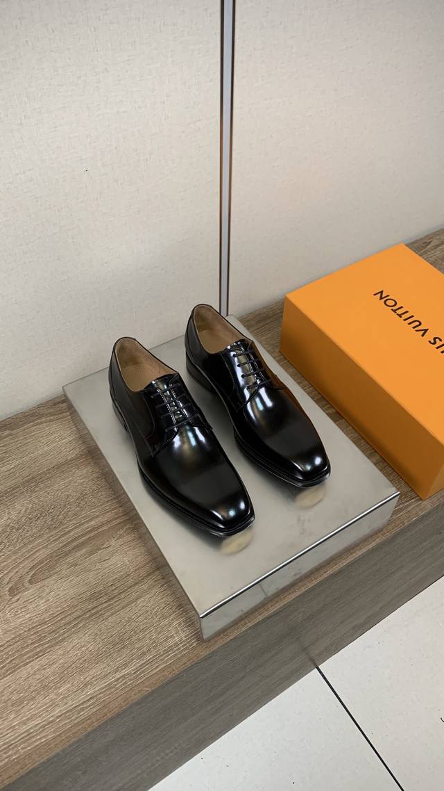 Louis Vuitto* 路易威登男士商务休闲皮鞋 进口黑色开边珠 -内里：舒适牛皮内里 -大底：琴底铜头，真皮大底 -超高品控 做工精细：凸显 高端 贵气