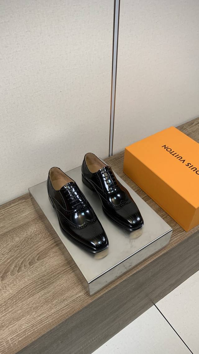 Louis Vuitto* 路易威登男士商务休闲皮鞋 进口黑色开边珠 -内里：舒适牛皮内里 -大底：琴底铜头，真皮大底 -超高品控 做工精细：凸显 高端 贵气