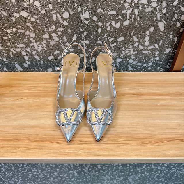 Valentin* 华伦大V扣凉鞋，专柜最新系列 最高版本 V家这次出的水钻系列可以说是非常火爆了 抛弃了一贯的铆钉元素 化繁为简 更加精致耐看按正品1：1复制