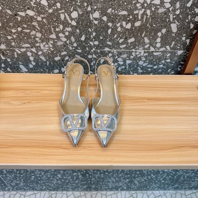 Valentin* 华伦大V扣凉鞋，专柜最新系列 最高版本 V家这次出的水钻系列可以说是非常火爆了 抛弃了一贯的铆钉元素 化繁为简 更加精致耐看按正品1：1复制