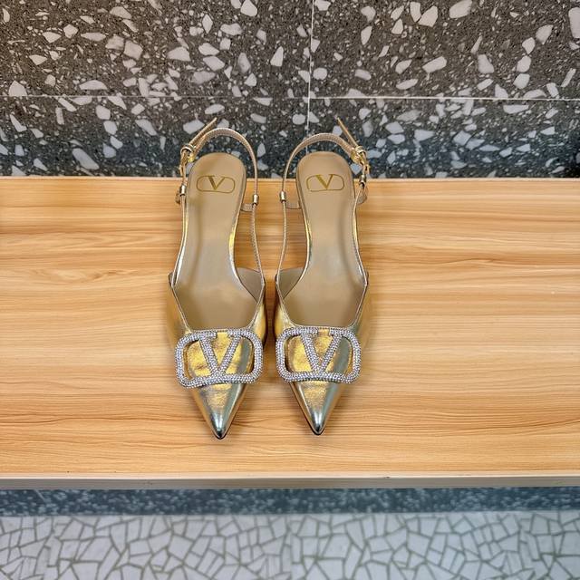 Valentin* 华伦大V扣凉鞋，专柜最新系列 最高版本 V家这次出的水钻系列可以说是非常火爆了 抛弃了一贯的铆钉元素 化繁为简 更加精致耐看按正品1：1复制