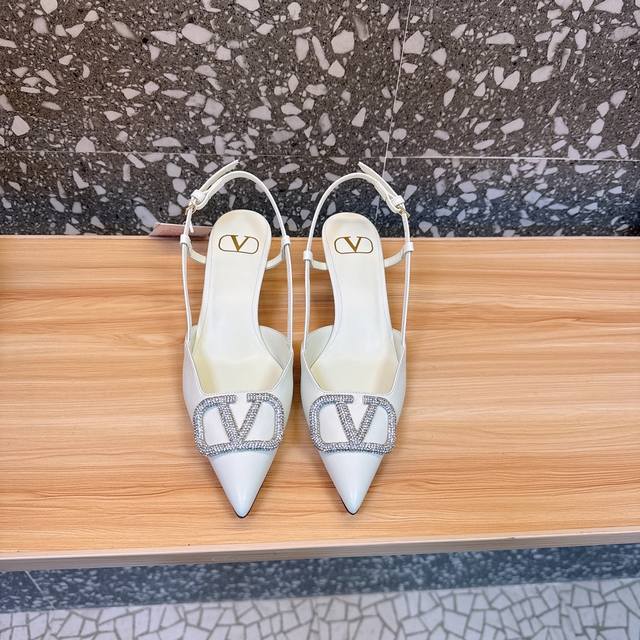 Valentin* 华伦大V扣凉鞋，专柜最新系列 最高版本 V家这次出的水钻系列可以说是非常火爆了 抛弃了一贯的铆钉元素 化繁为简 更加精致耐看按正品1：1复制