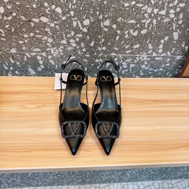 Valentin* 华伦大V扣凉鞋，专柜最新系列 最高版本 V家这次出的水钻系列可以说是非常火爆了 抛弃了一贯的铆钉元素 化繁为简 更加精致耐看按正品1：1复制