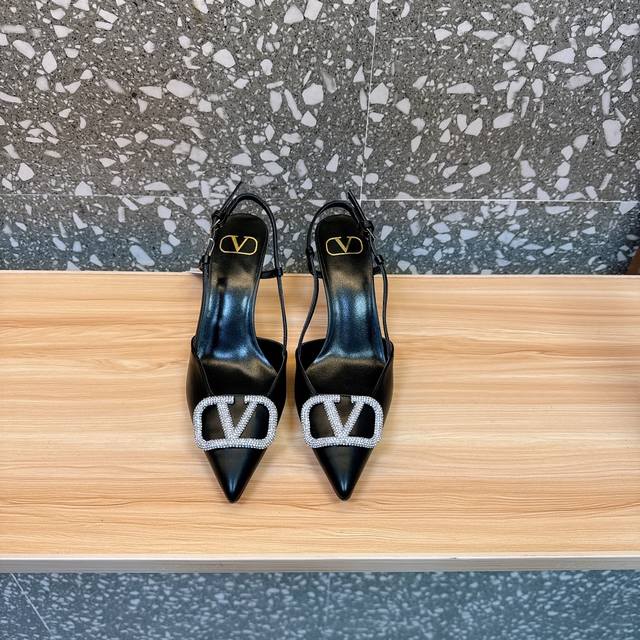 Valentin* 华伦大V扣凉鞋，专柜最新系列 最高版本 V家这次出的水钻系列可以说是非常火爆了 抛弃了一贯的铆钉元素 化繁为简 更加精致耐看按正品1：1复制
