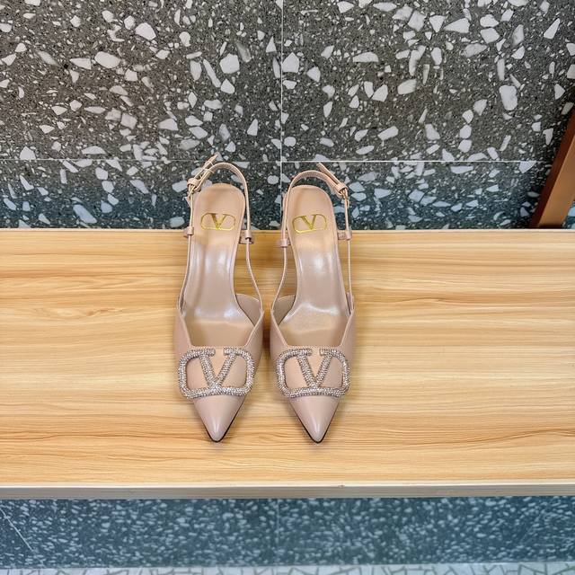 Valentin* 华伦大V扣凉鞋，专柜最新系列 最高版本 V家这次出的水钻系列可以说是非常火爆了 抛弃了一贯的铆钉元素 化繁为简 更加精致耐看按正品1：1复制