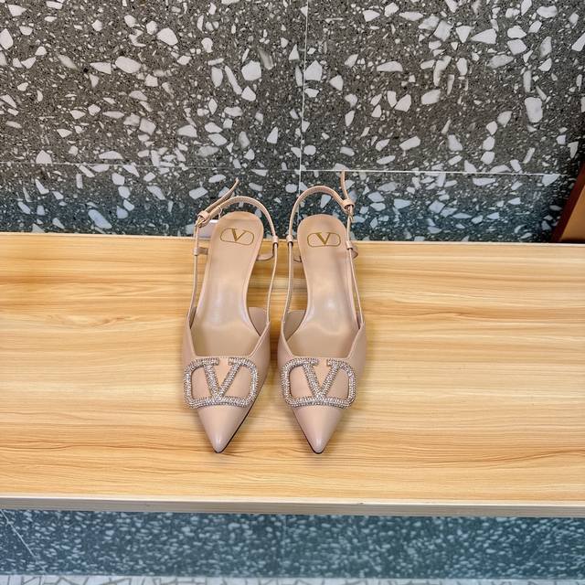 Valentin* 华伦大V扣凉鞋，专柜最新系列 最高版本 V家这次出的水钻系列可以说是非常火爆了 抛弃了一贯的铆钉元素 化繁为简 更加精致耐看按正品1：1复制