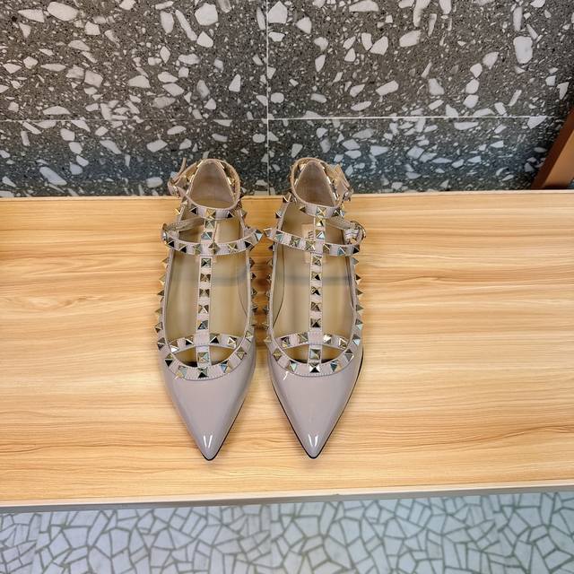 代购级别 Va*Le*Tino 华*天*经典铆钉漆皮尖头凉鞋单鞋系列 专柜一系列原版购入 顶级复刻 欢迎对比 档口有正品绝对最高品质，秒杀市场货 1原版开模独家