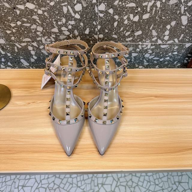 代购级别 Va*Le*Tino 华*天*经典铆钉漆皮尖头凉鞋单鞋系列 专柜一系列原版购入 顶级复刻 欢迎对比 档口有正品绝对最高品质，秒杀市场货 1原版开模独家