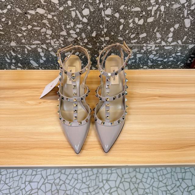 代购级别 Va*Le*Tino 华*天*经典铆钉漆皮尖头凉鞋单鞋系列 专柜一系列原版购入 顶级复刻 欢迎对比 档口有正品绝对最高品质，秒杀市场货 1原版开模独家