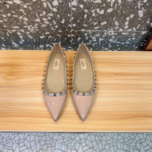 代购级别 Va*Le*Tino 华*天*经典铆钉漆皮尖头凉鞋单鞋系列 专柜一系列原版购入 顶级复刻 欢迎对比 档口有正品绝对最高品质，秒杀市场货 1原版开模独家