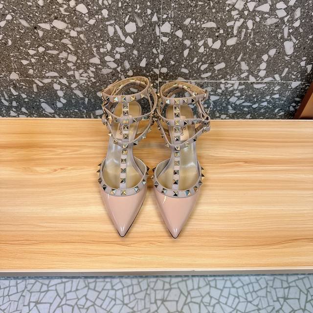 代购级别 Va*Le*Tino 华*天*经典铆钉漆皮尖头凉鞋单鞋系列 专柜一系列原版购入 顶级复刻 欢迎对比 档口有正品绝对最高品质，秒杀市场货 1原版开模独家