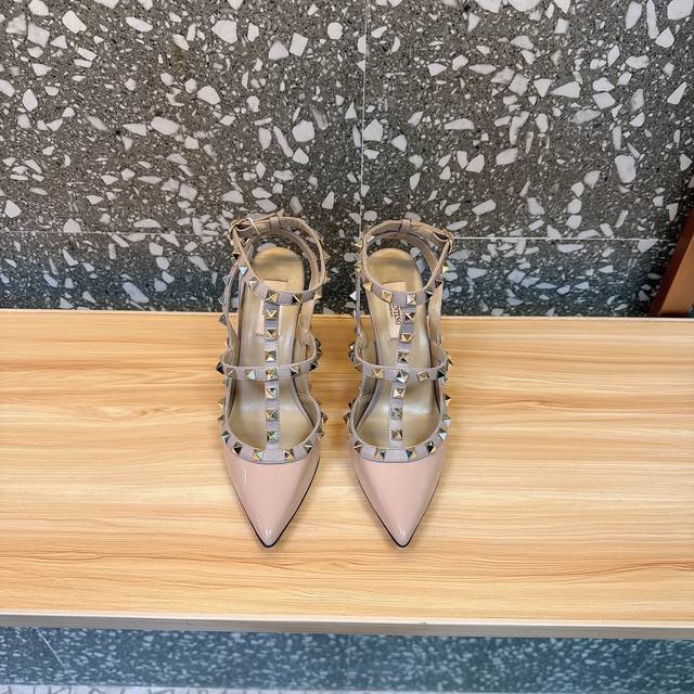 代购级别 Va*Le*Tino 华*天*经典铆钉漆皮尖头凉鞋单鞋系列 专柜一系列原版购入 顶级复刻 欢迎对比 档口有正品绝对最高品质，秒杀市场货 1原版开模独家