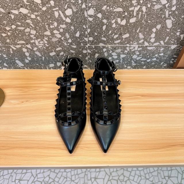 代购级别 Va*Le*Tino 华*天*经典铆钉漆皮尖头凉鞋单鞋系列 专柜一系列原版购入 顶级复刻 欢迎对比 档口有正品绝对最高品质，秒杀市场货 1原版开模独家