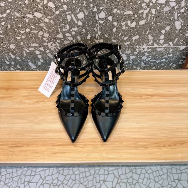 代购级别 Va*Le*Tino 华*天*经典铆钉漆皮尖头凉鞋单鞋系列 专柜一系列原版购入 顶级复刻 欢迎对比 档口有正品绝对最高品质，秒杀市场货 1原版开模独家