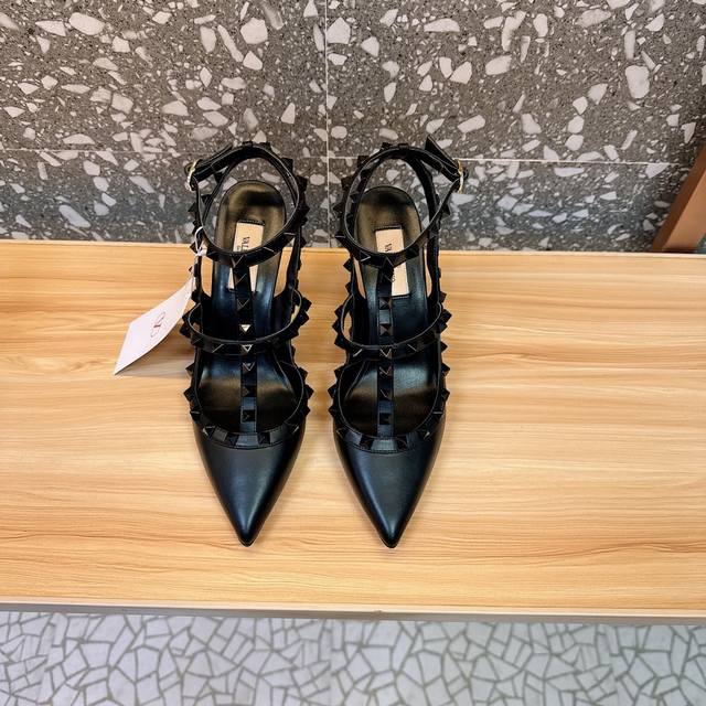 代购级别 Va*Le*Tino 华*天*经典铆钉漆皮尖头凉鞋单鞋系列 专柜一系列原版购入 顶级复刻 欢迎对比 档口有正品绝对最高品质，秒杀市场货 1原版开模独家