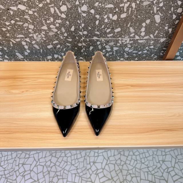 代购级别 Va*Le*Tino 华*天*经典铆钉漆皮尖头凉鞋单鞋系列 专柜一系列原版购入 顶级复刻 欢迎对比 档口有正品绝对最高品质，秒杀市场货 1原版开模独家