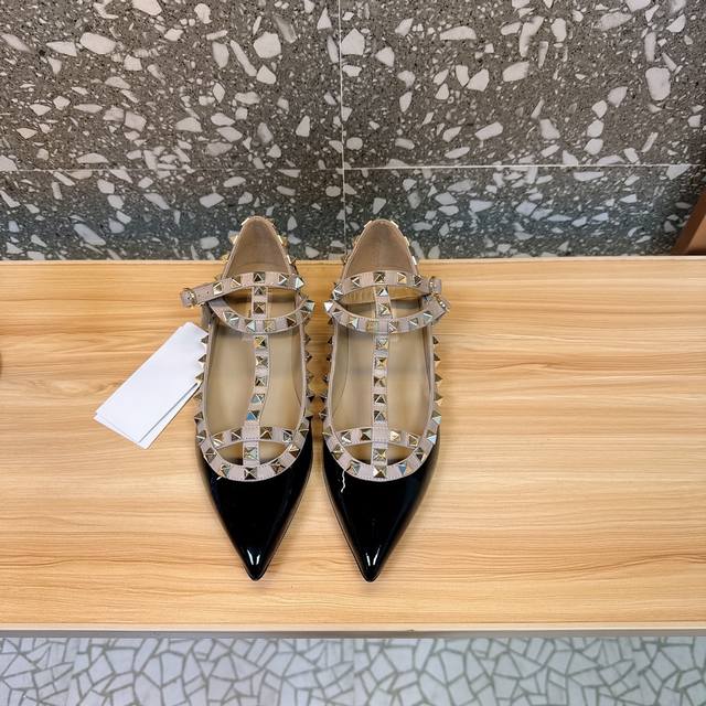 代购级别 Va*Le*Tino 华*天*经典铆钉漆皮尖头凉鞋单鞋系列 专柜一系列原版购入 顶级复刻 欢迎对比 档口有正品绝对最高品质，秒杀市场货 1原版开模独家
