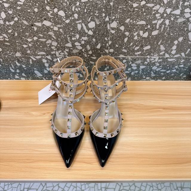 代购级别 Va*Le*Tino 华*天*经典铆钉漆皮尖头凉鞋单鞋系列 专柜一系列原版购入 顶级复刻 欢迎对比 档口有正品绝对最高品质，秒杀市场货 1原版开模独家