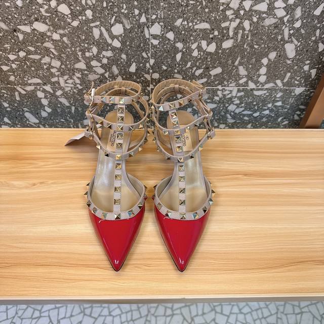 代购级别 Va*Le*Tino 华*天*经典铆钉漆皮尖头凉鞋单鞋系列 专柜一系列原版购入 顶级复刻 欢迎对比 档口有正品绝对最高品质，秒杀市场货 1原版开模独家