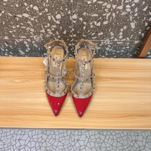 代购级别 Va*Le*Tino 华*天*经典铆钉漆皮尖头凉鞋单鞋系列 专柜一系列原版购入 顶级复刻 欢迎对比 档口有正品绝对最高品质，秒杀市场货 1原版开模独家