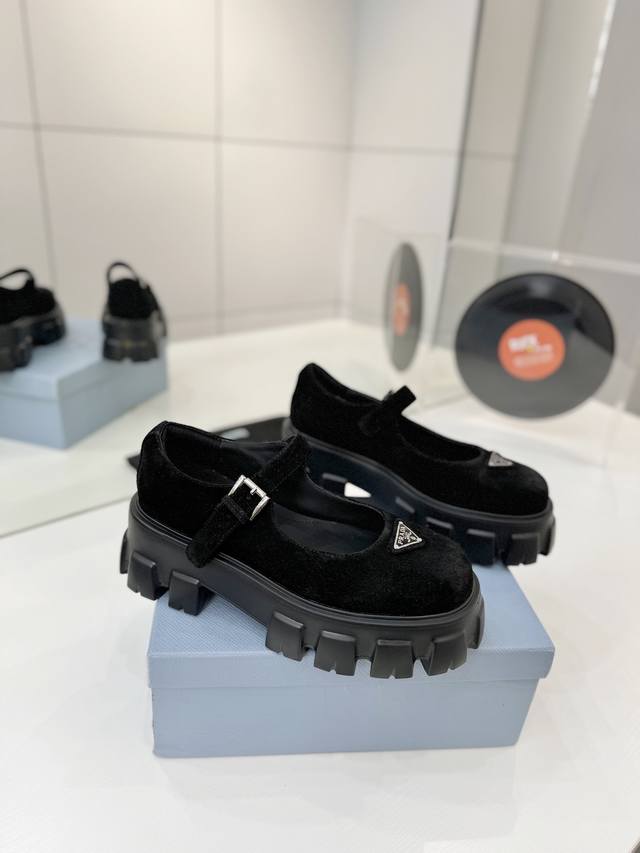 工厂p价 prada玛丽珍鞋 三角扣厚底小皮鞋乐福鞋，全套齐 这款鞋鞋面配有饰带和金属搭扣 涂珐琅金属三角形徽标，复古时髦前卫的轮齿厚底鞋底搭配牛皮鞋面让整双鞋