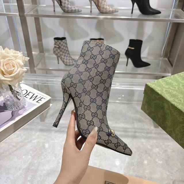 长期有货 新款！古奇 Guccⅰ 经典女鞋:原版一比一开发，精心调制的鞋楦，面料采用原版质感.进口牛皮.配原板电渡五金Gg扣 细腻到无可挑剔！ 羊皮：内里和垫脚