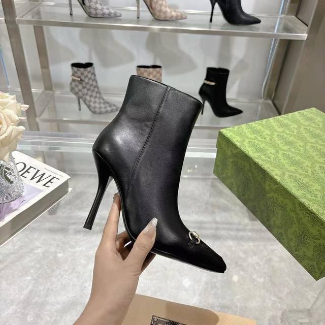 长期有货 新款！古奇 Guccⅰ 经典女鞋:原版一比一开发，精心调制的鞋楦，面料采用原版质感.进口牛皮其羊皮.配原板电渡五金Gg扣 细腻到无可挑剔！ 羊皮：内里