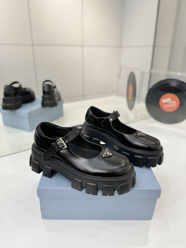 工厂p价 prada玛丽珍鞋 三角扣厚底小皮鞋乐福鞋，全套齐 这款鞋鞋面配有饰带和金属搭扣 涂珐琅金属三角形徽标，复古时髦前卫的轮齿厚底鞋底搭配牛皮鞋面让整双鞋