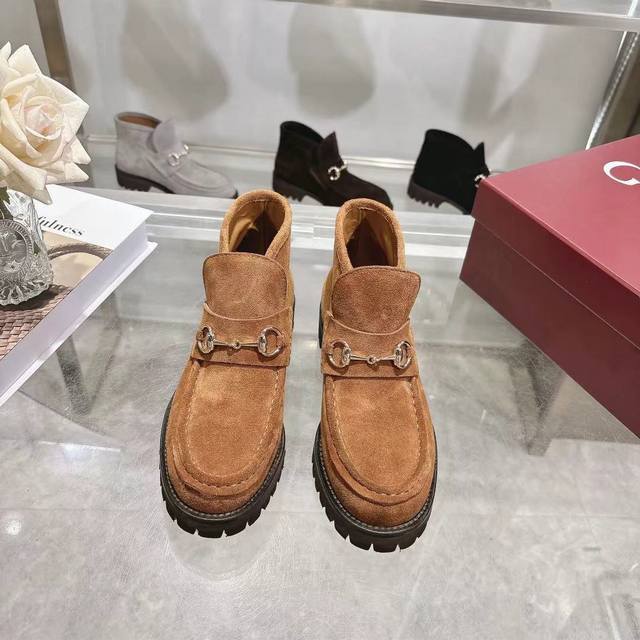 长期有货 4寸女靴 Gucci 古奇 时尚大爆款 巧妙运用圆形鞋头等设计时尚风范 面料：进口小牛牛猄皮 内里：垫脚 进口羊皮 原板一比大底生产 码数:35 42