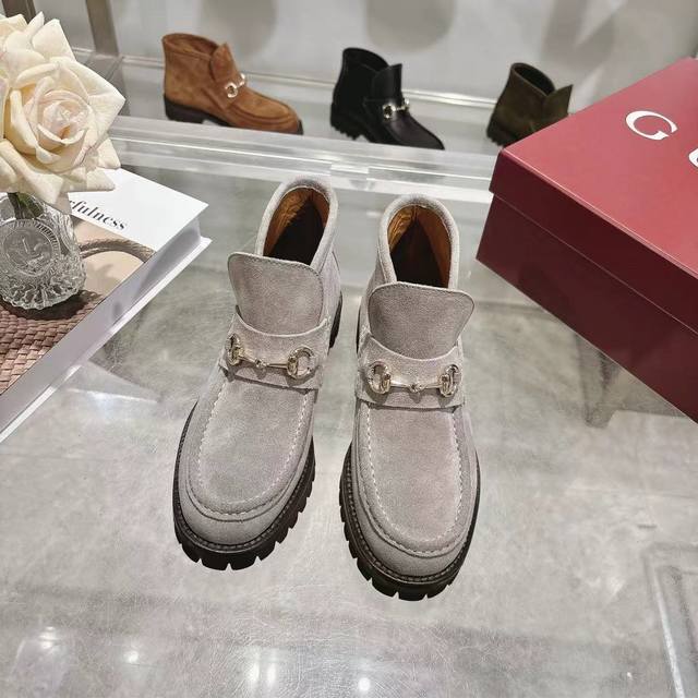 长期有货 4寸女靴 Gucci 古奇 时尚大爆款 巧妙运用圆形鞋头等设计时尚风范 面料：进口小牛牛猄皮 内里：垫脚 进口羊皮 原板一比大底生产 码数:35 42