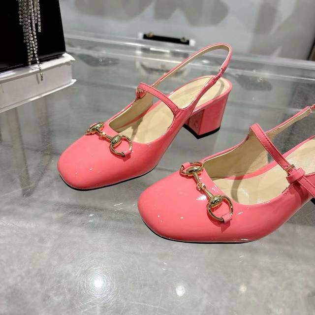 长期有货 新款！古奇 Guccⅰ 经典女鞋:原版一比一开发，精心调制的鞋楦，面料采用原版质感.进口漆皮.配原板电渡五金Gg扣 细腻到无可挑剔！ 羊皮：内里和垫脚