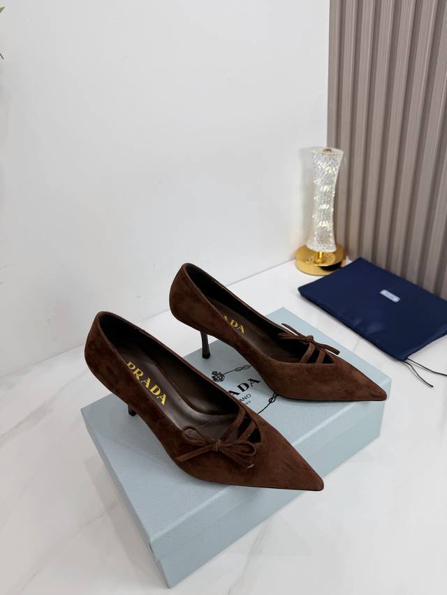 出厂 2026 Sss重磅推出普拉达最新长短靴，凉鞋单鞋，细跟，后空，粗跟系列 prada早春T台走秀网红同款＂造梦不夜城＂，prada能在重要场合上用得上了，