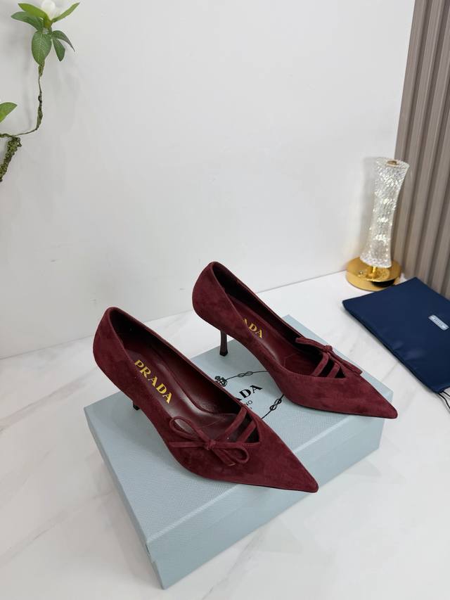 出厂 2026 Sss重磅推出普拉达最新长短靴，凉鞋单鞋，细跟，后空，粗跟系列 prada早春T台走秀网红同款＂造梦不夜城＂，prada能在重要场合上用得上了，