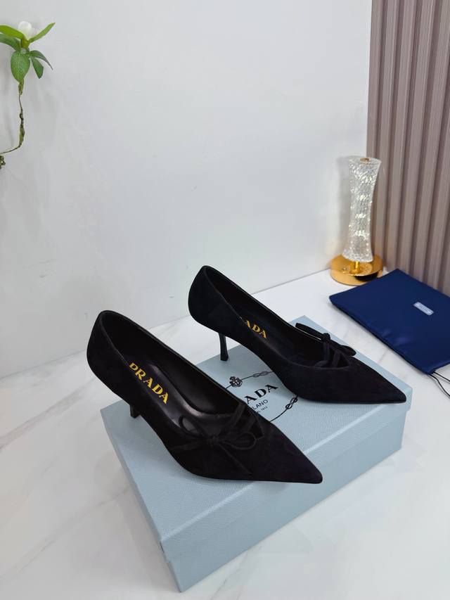 出厂 2026 Sss重磅推出普拉达最新长短靴，凉鞋单鞋，细跟，后空，粗跟系列 prada早春T台走秀网红同款＂造梦不夜城＂，prada能在重要场合上用得上了，