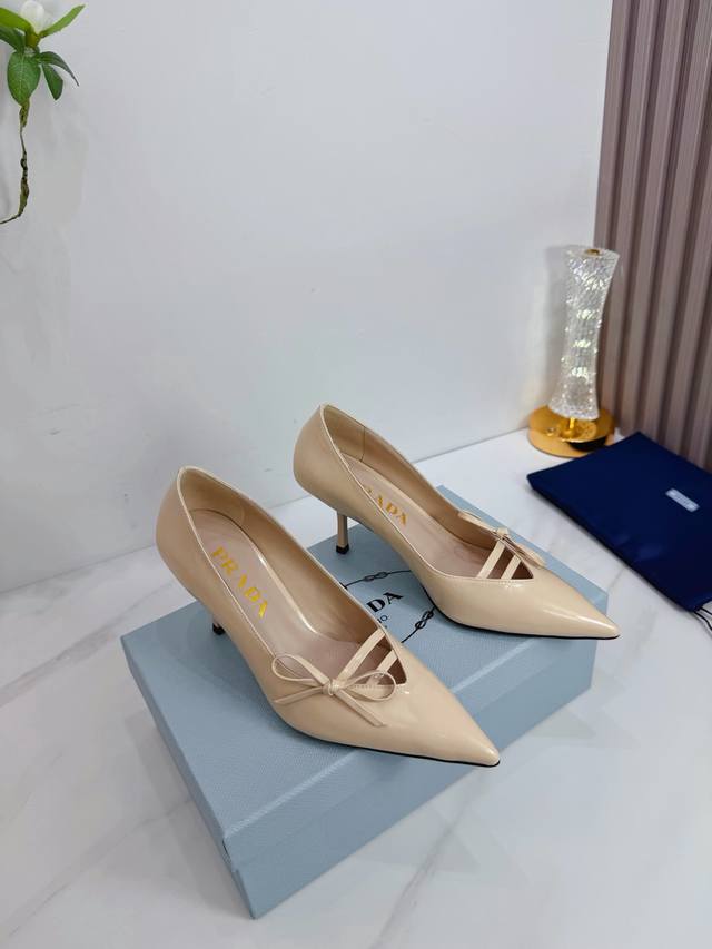 出厂 2026 Sss重磅推出普拉达最新长短靴，凉鞋单鞋，细跟，后空，粗跟系列 prada早春T台走秀网红同款＂造梦不夜城＂，prada能在重要场合上用得上了，