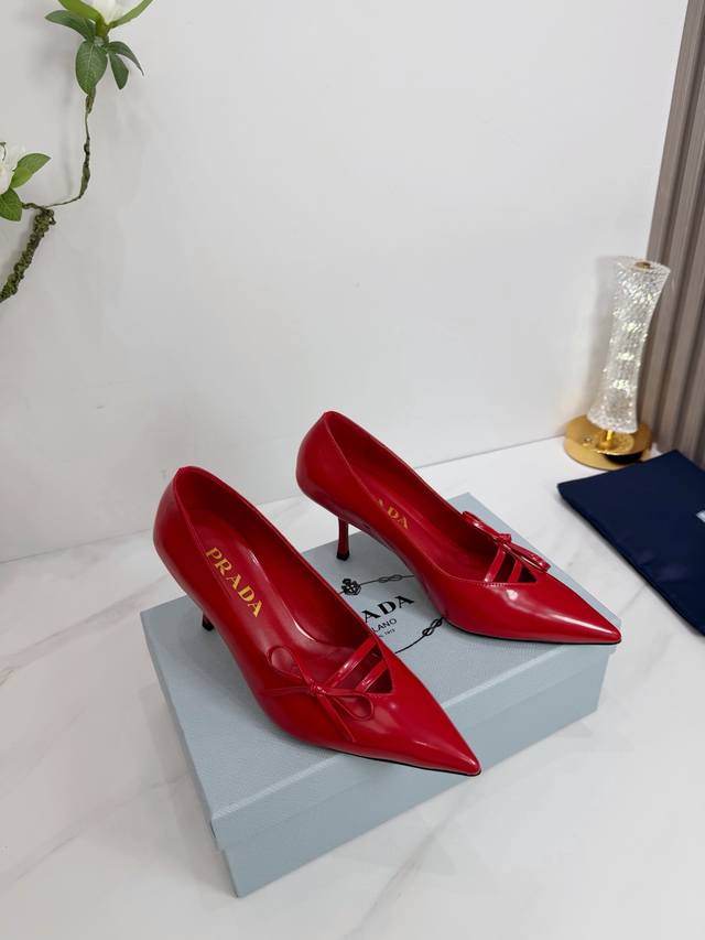 出厂 2026 Sss重磅推出普拉达最新长短靴，凉鞋单鞋，细跟，后空，粗跟系列 prada早春T台走秀网红同款＂造梦不夜城＂，prada能在重要场合上用得上了，