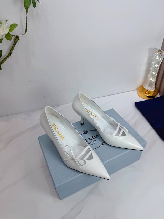 出厂 2026 Sss重磅推出普拉达最新长短靴，凉鞋单鞋，细跟，后空，粗跟系列 prada早春T台走秀网红同款＂造梦不夜城＂，prada能在重要场合上用得上了，