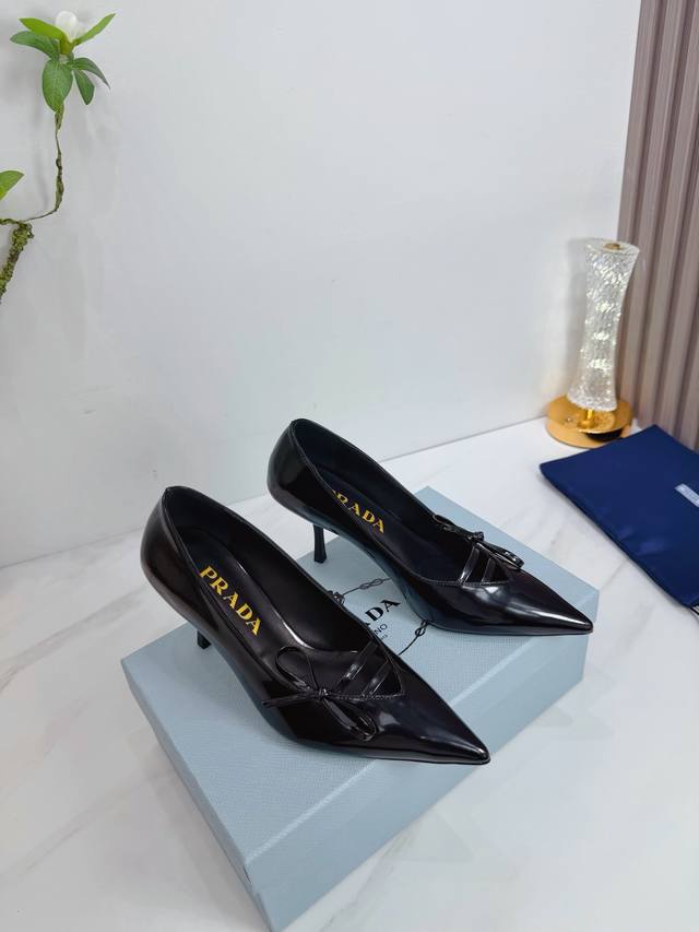 出厂 2026 Sss重磅推出普拉达最新长短靴，凉鞋单鞋，细跟，后空，粗跟系列 prada早春T台走秀网红同款＂造梦不夜城＂，prada能在重要场合上用得上了，