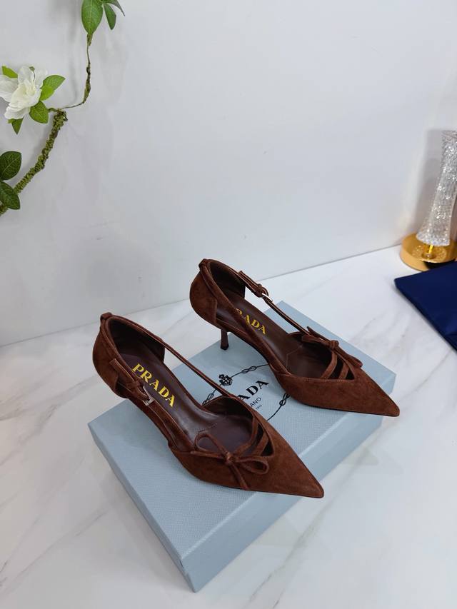 出厂 2026 Sss重磅推出普拉达最新长短靴，凉鞋单鞋，细跟，后空，粗跟系列 prada早春T台走秀网红同款＂造梦不夜城＂，prada能在重要场合上用得上了，