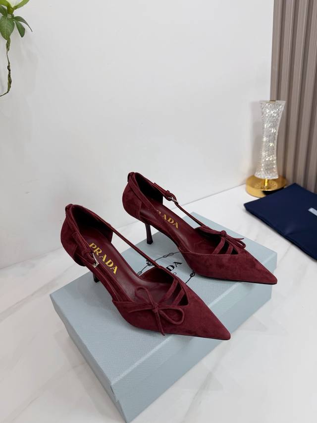 出厂 2026 Sss重磅推出普拉达最新长短靴，凉鞋单鞋，细跟，后空，粗跟系列 prada早春T台走秀网红同款＂造梦不夜城＂，prada能在重要场合上用得上了，