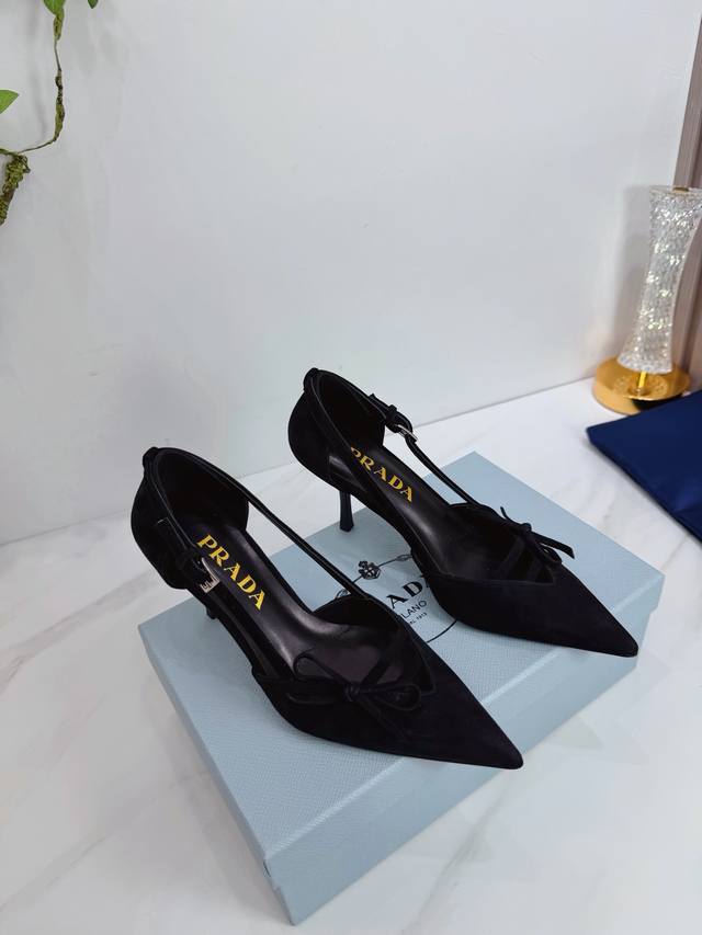 出厂 2026 Sss重磅推出普拉达最新长短靴，凉鞋单鞋，细跟，后空，粗跟系列 prada早春T台走秀网红同款＂造梦不夜城＂，prada能在重要场合上用得上了，