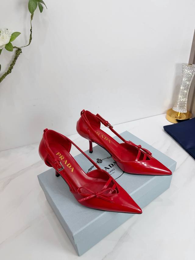 出厂 2026 Sss重磅推出普拉达最新长短靴，凉鞋单鞋，细跟，后空，粗跟系列 prada早春T台走秀网红同款＂造梦不夜城＂，prada能在重要场合上用得上了，