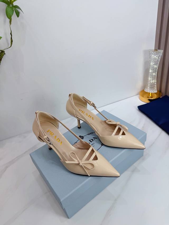 出厂 2026 Sss重磅推出普拉达最新长短靴，凉鞋单鞋，细跟，后空，粗跟系列 prada早春T台走秀网红同款＂造梦不夜城＂，prada能在重要场合上用得上了，