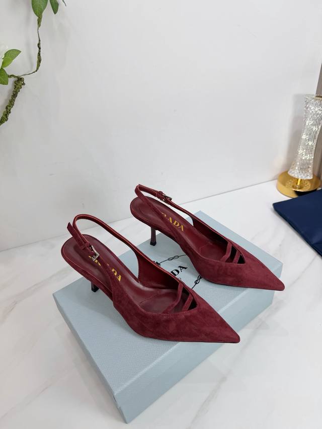 出厂 2026 Sss重磅推出普拉达最新长短靴，凉鞋单鞋，细跟，后空，粗跟系列 prada早春T台走秀网红同款＂造梦不夜城＂，prada能在重要场合上用得上了，